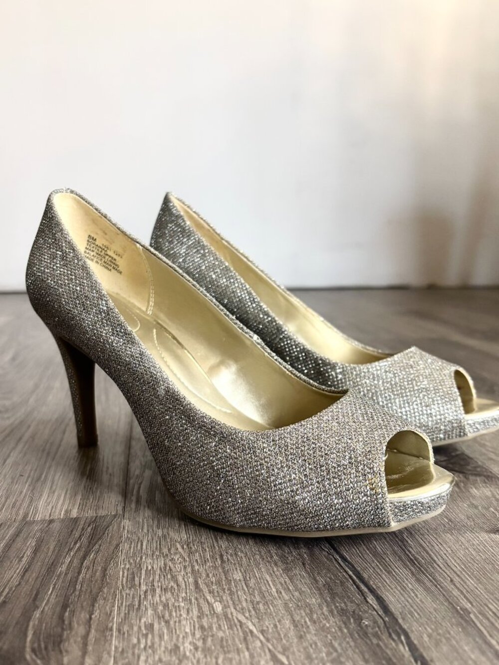 BANDOLINO peep-toe pumps with all-over silver glitter. Size 8M